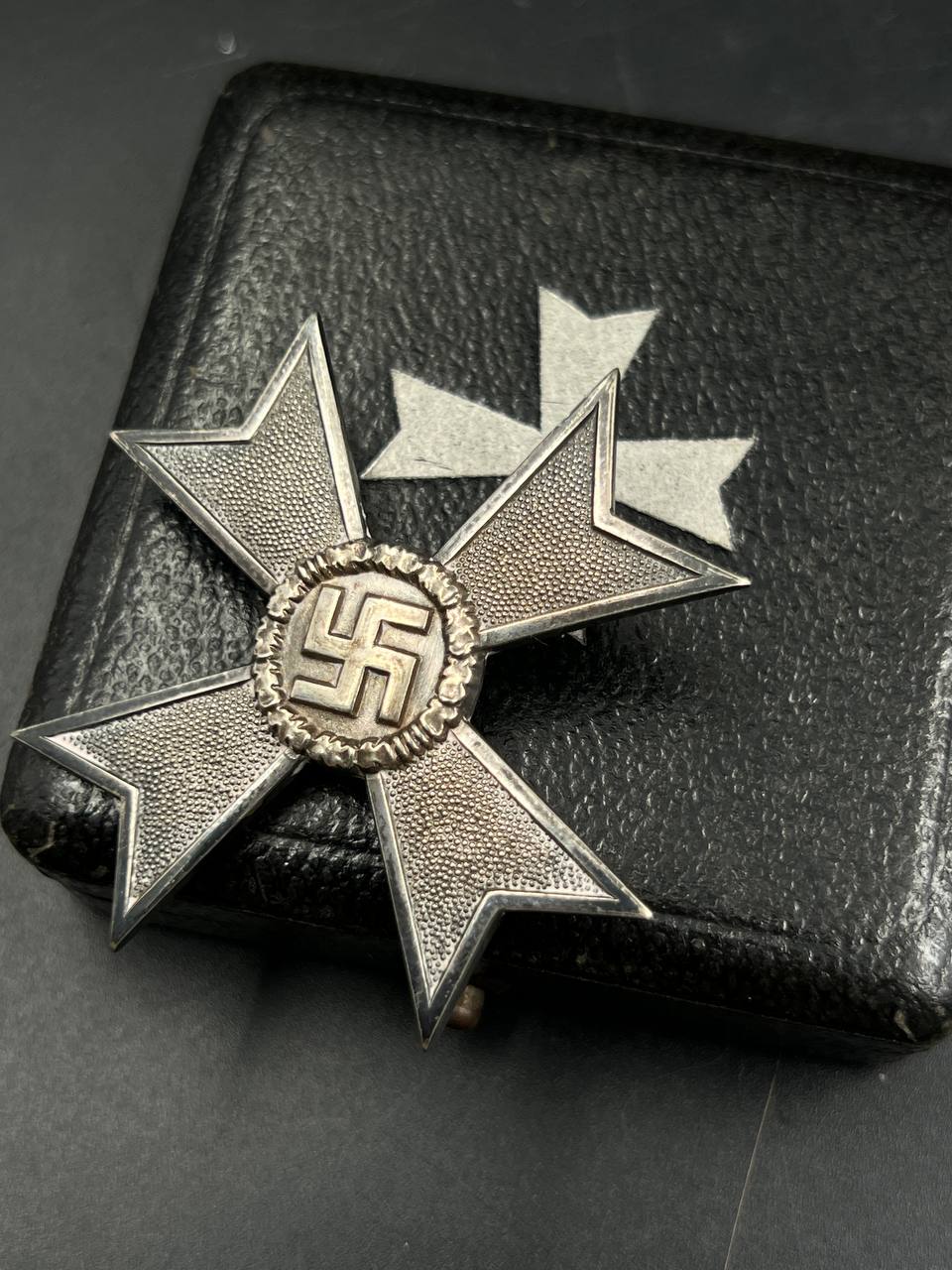 Крест за военные заслуги 1-го класса без мечей в футляре. От Алексея С.