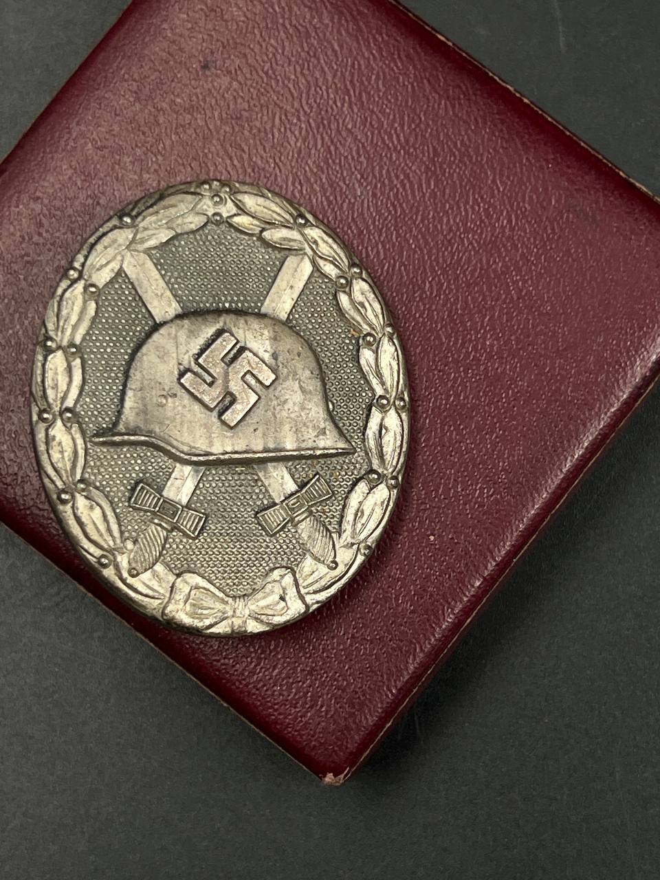 Нагрудный знак “За ранение” образца 1939 года в серебре. Оригинальный футляр. От Алексея С.