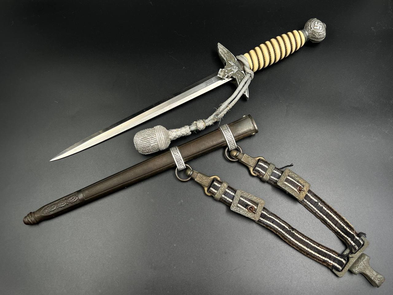 Кортик Люфтваффе обр. 1937 г. с подвесом и темляком. Alcoso Solingen. От Алексея С.