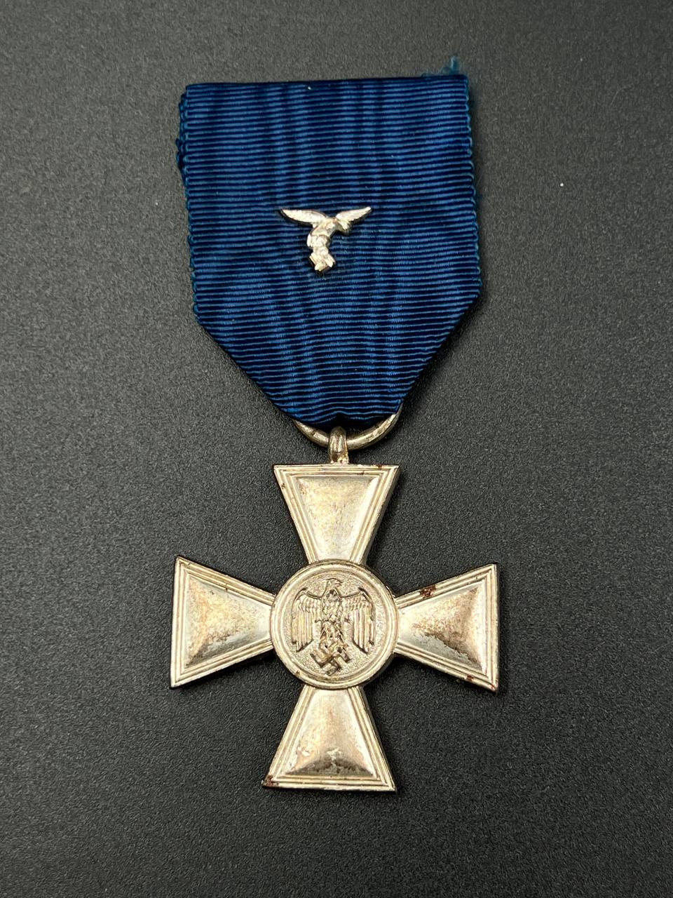 Знак «За выслугу 18 лет» с пристежкой в виде летящего орла для Люфтваффе. От Алексея С.