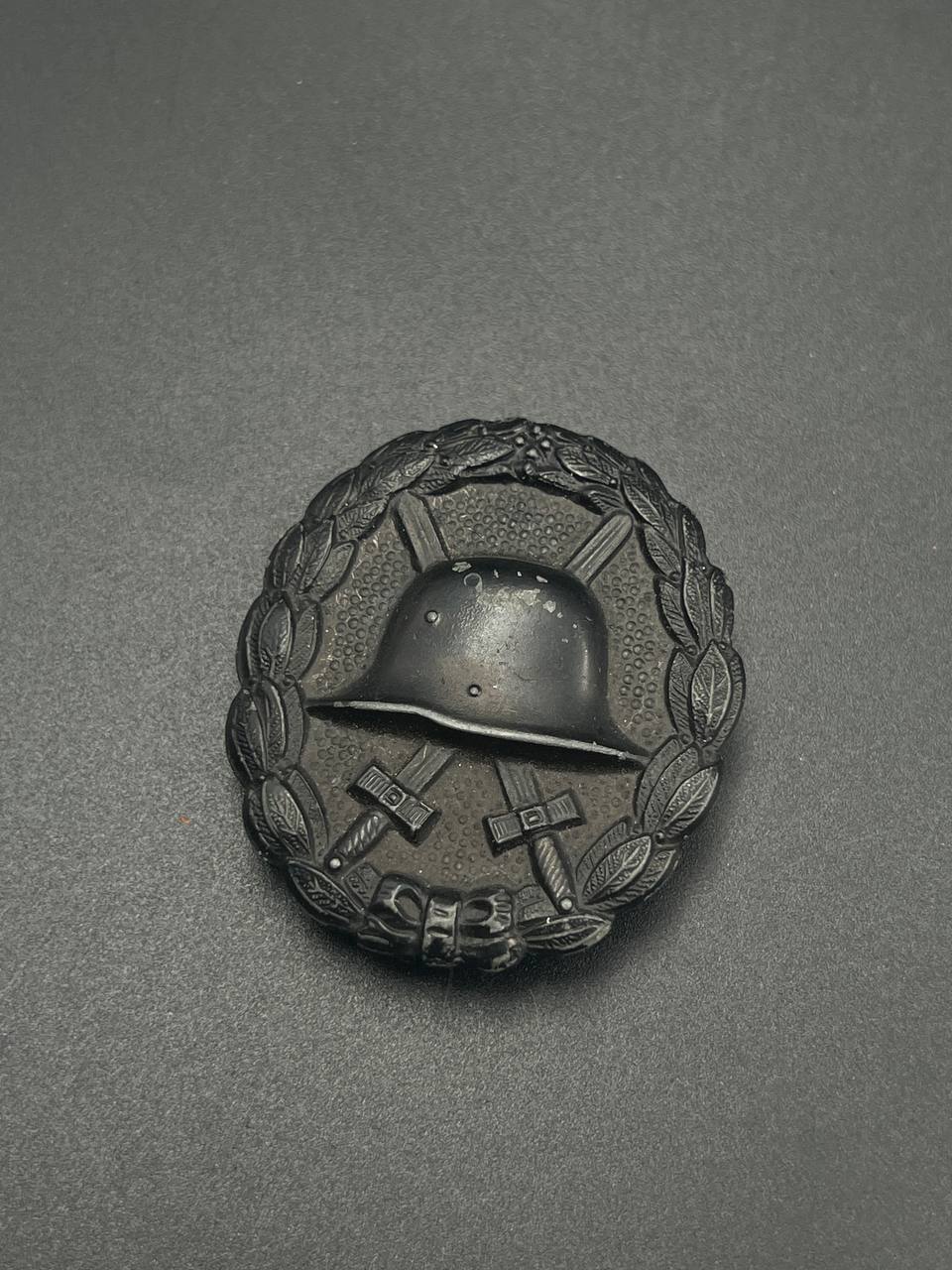 Нагрудный знак “За ранение” образца 1918 года в чёрном. Контррельеф.