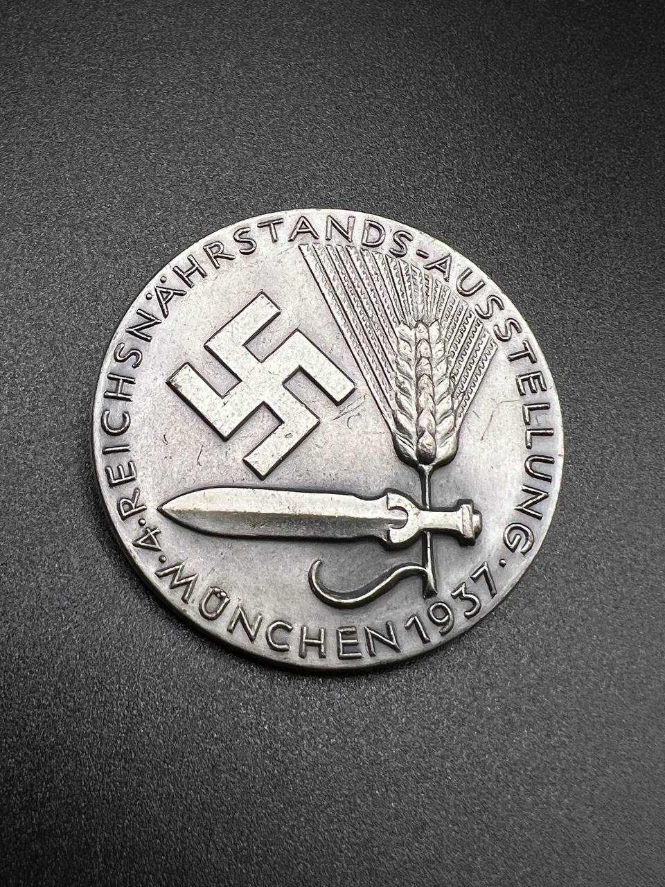  Знак «4-я Имперская сельскохозяйственная выставка, Мюнхен» 1937 Robert Neff, Berlin W35 