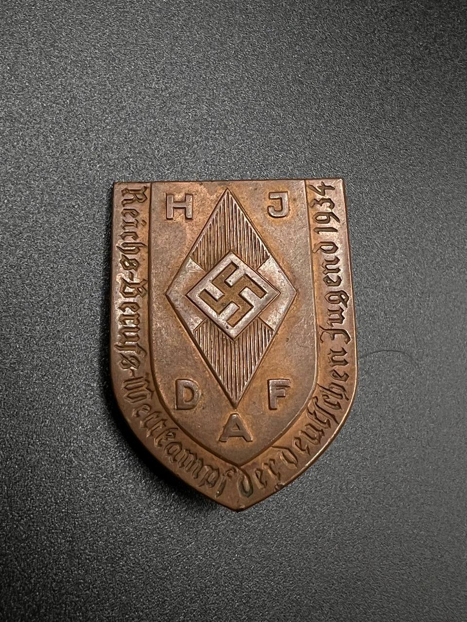 Значок ГитлерЮгенд DAF. 1934 г. От Алексея С.