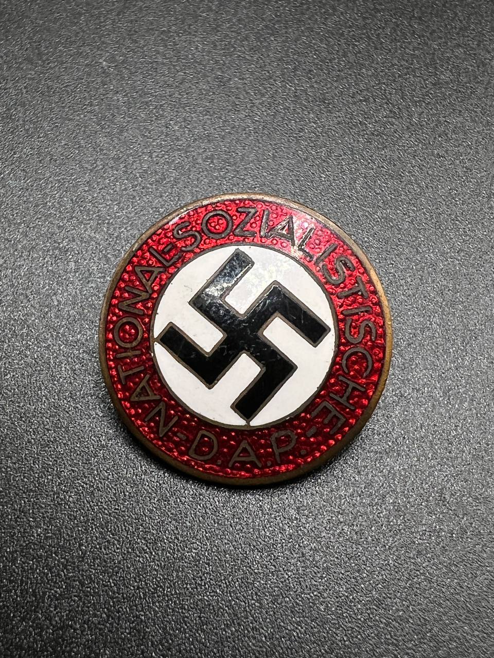  Партийный знак N.S.D.A.P. [Alfred Stübbe, Inh. Herbert Tegge, Berlin-Waidmannslust]. RZM код: М 1/127.  Партийный знак N.S.D.A.P. [Alfred Stübbe, Inh. Herbert Tegge, Berlin-Waidmannslust]. RZM код: М 1/127. От Алексея С.