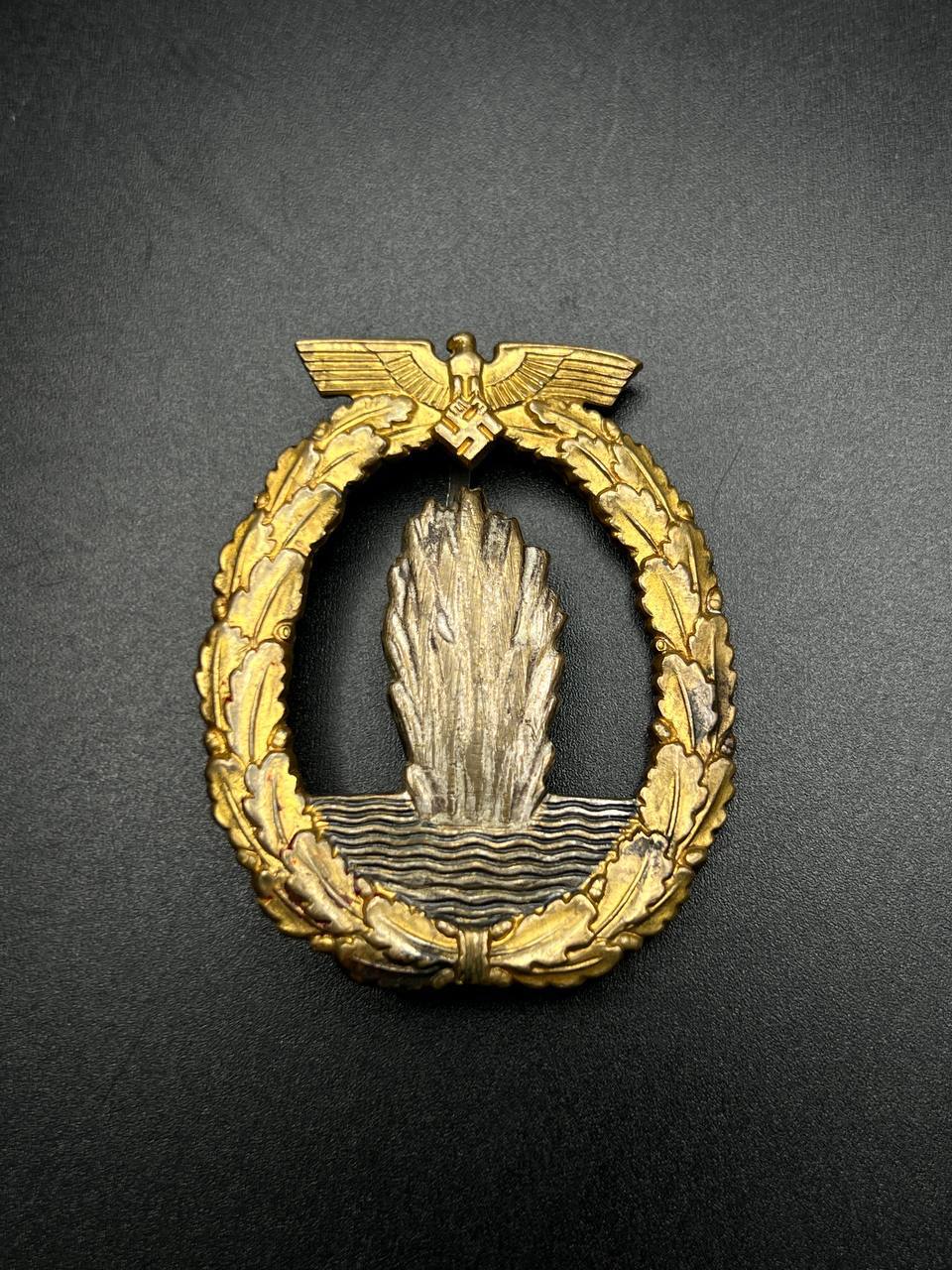  Нагрудный военный знак для экипажей минных тральщиков [F. W. Assmann & Söhne]  Нагрудный военный знак для экипажей минных тральщиков [F. W. Assmann & Söhne] От Алексея С.