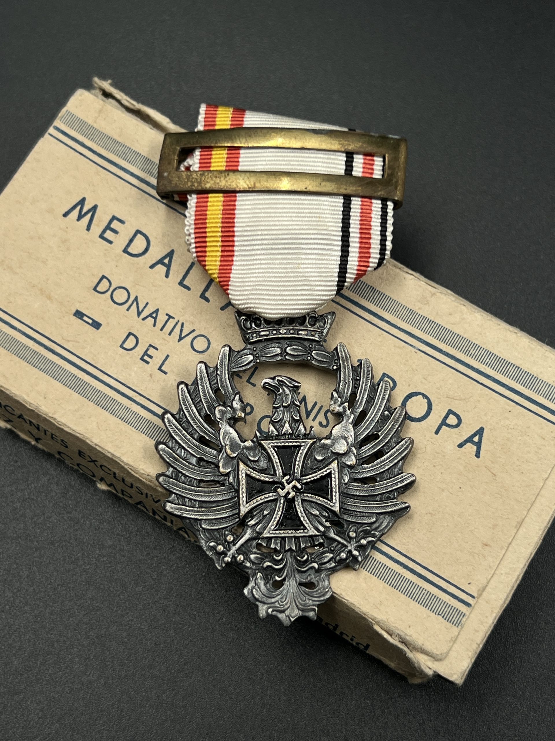 Медаль для испанских добровольцев в России (купола) в коробке. От Алексея С.