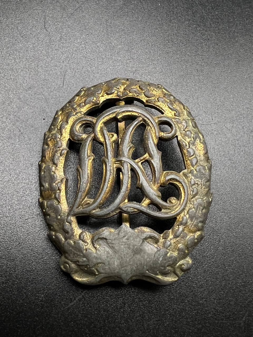 Спортивный знак ДРЛ (Deutsche Reichsbund für Leibesübungen) в золоте. Денацификация. От Алексея С.