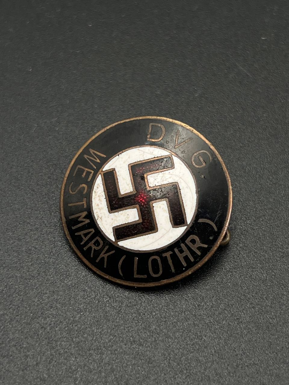 Знак Deutschen Volksgemeinschaft Westmark (DVG). Производитель – Вернер Редо из Саарлаутерна.