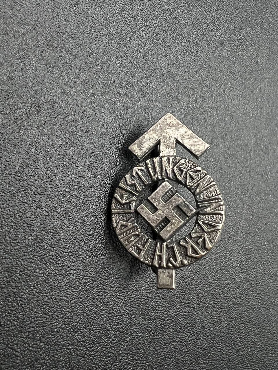 Миниатюра спортивного знака Гитлерюгенда в серебре M1/34. От Алексея С.