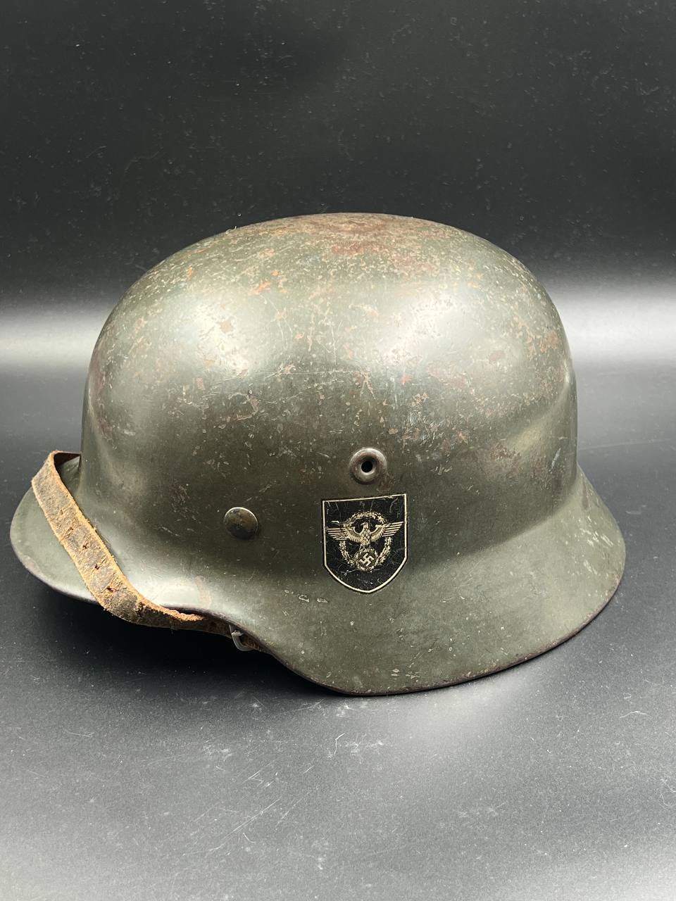 Двухдекальный шлем полиции Вермахта.