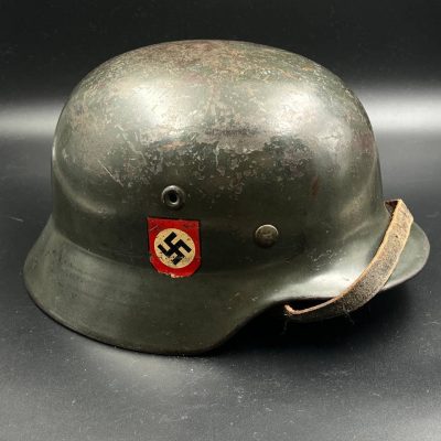  Шлем с двумя эмблемами полиции. 