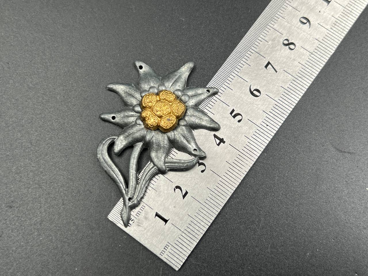 Знак Эдельвейс на кепи горных егерей 3 Рейх. От Алексея С.