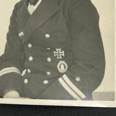 Фотография офицера Кригсмарине с Желеезным крестом 1 класса и знаком члена экипажа минного тральщика. От Алексея С.