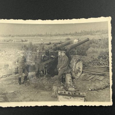 Фото немецкой тяжёлой гаубицы sFH 18 (150 мм) на позиции с расчётом. От Алексея С.