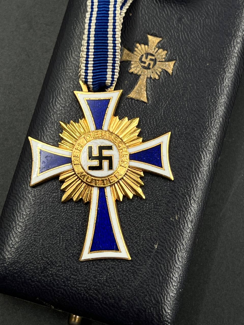 Почечный крест немецкой матери в золоте. В футляре.