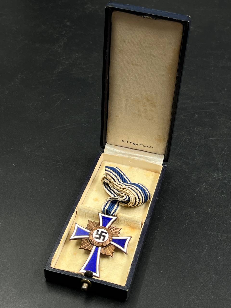 Почечный крест немецкой матери в бронзе. В футляре. (Футляр от золота)