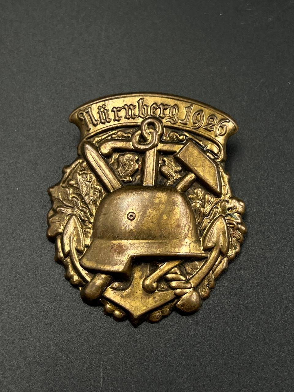 Значок с каской Нюрнберг, 1926 г. От Алексея С.