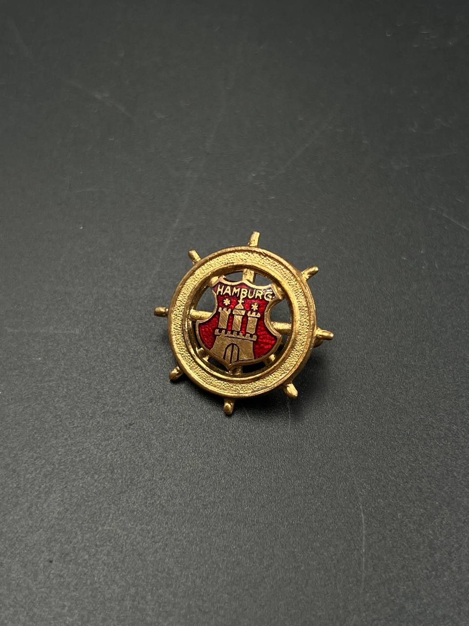 Значок в виде штурвала с гербом г. Гамбурга 30-е гг. От Алексея С.