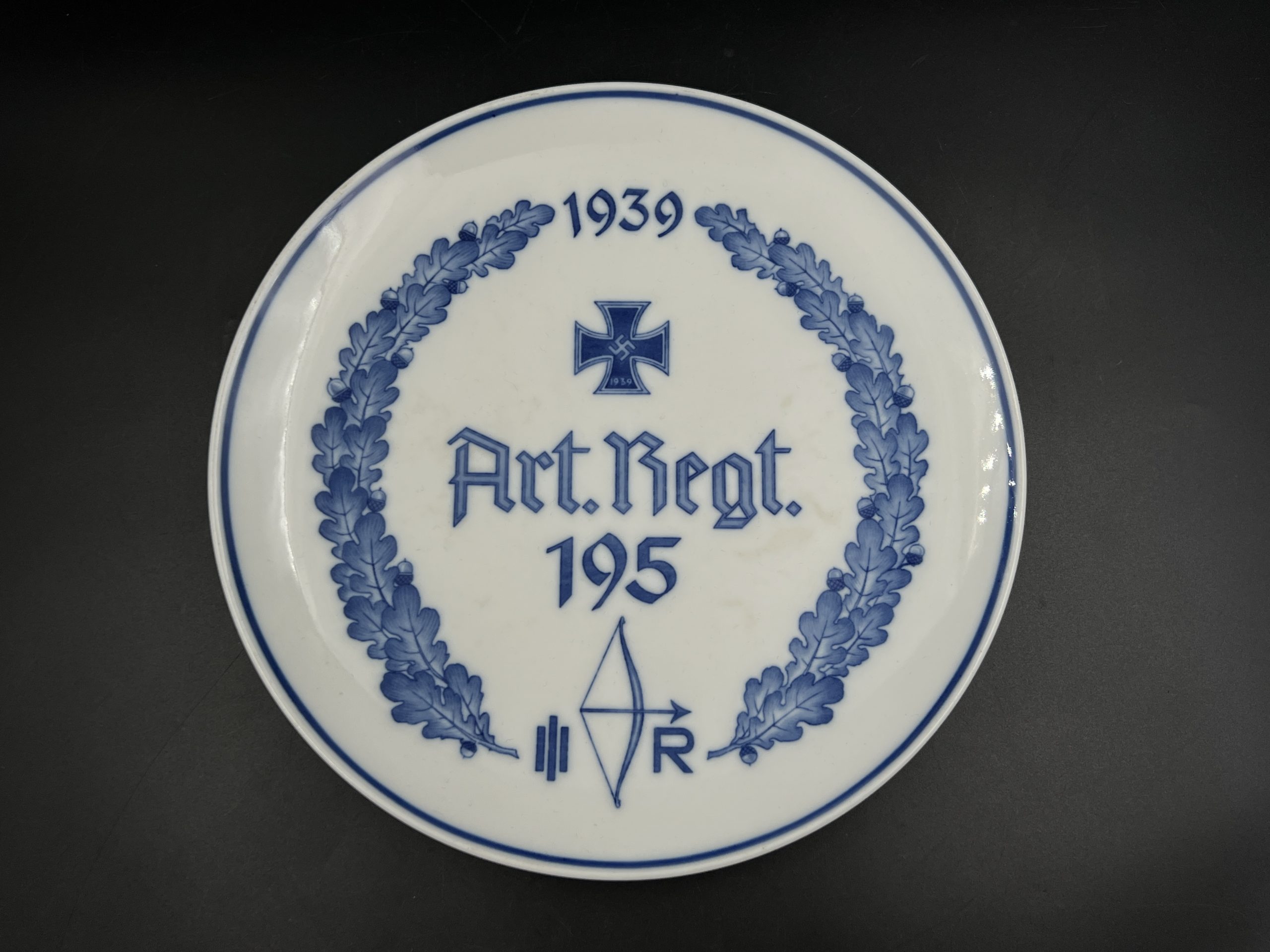  Памятная тарелка 195-го артиллерийского полка (Artillerie-Regiment 195) 1939 [Porzellan-Manufaktur Meissen]  Памятная тарелка 195-го артиллерийского полка (Artillerie-Regiment 195) 1939 [Porzellan-Manufaktur Meissen] 