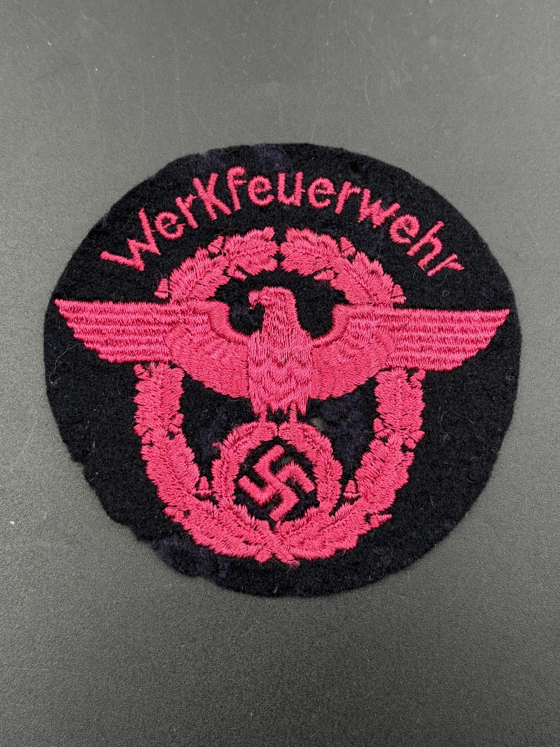 Нарукавная нашивка заводской пожарной охраны (Werkfeuerwehr). Нарукавная нашивка заводской пожарной охраны (Werkfeuerwehr). От Алексея С.