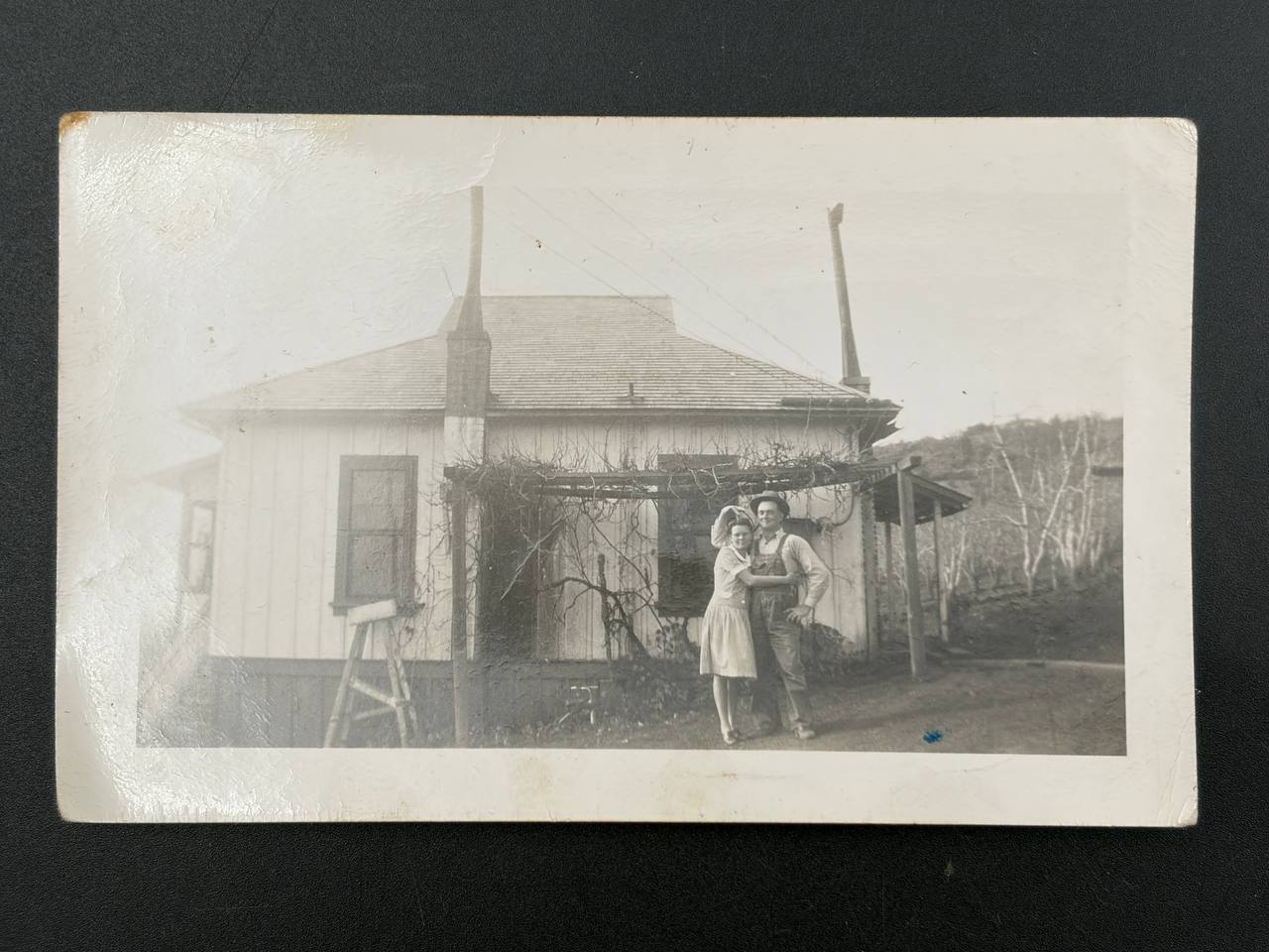 Фотография «Дэвис и Дикхут у старого дома».