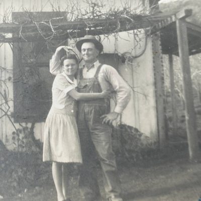 Фотография «Дэвис и Дикхут у старого дома».