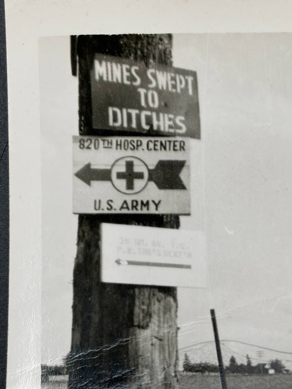 Фотография «Указатель к 820-му госпитальному центру армии США на разминированной дороге»