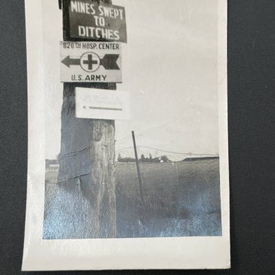 Фотография «Указатель к 820-му госпитальному центру армии США на разминированной дороге»