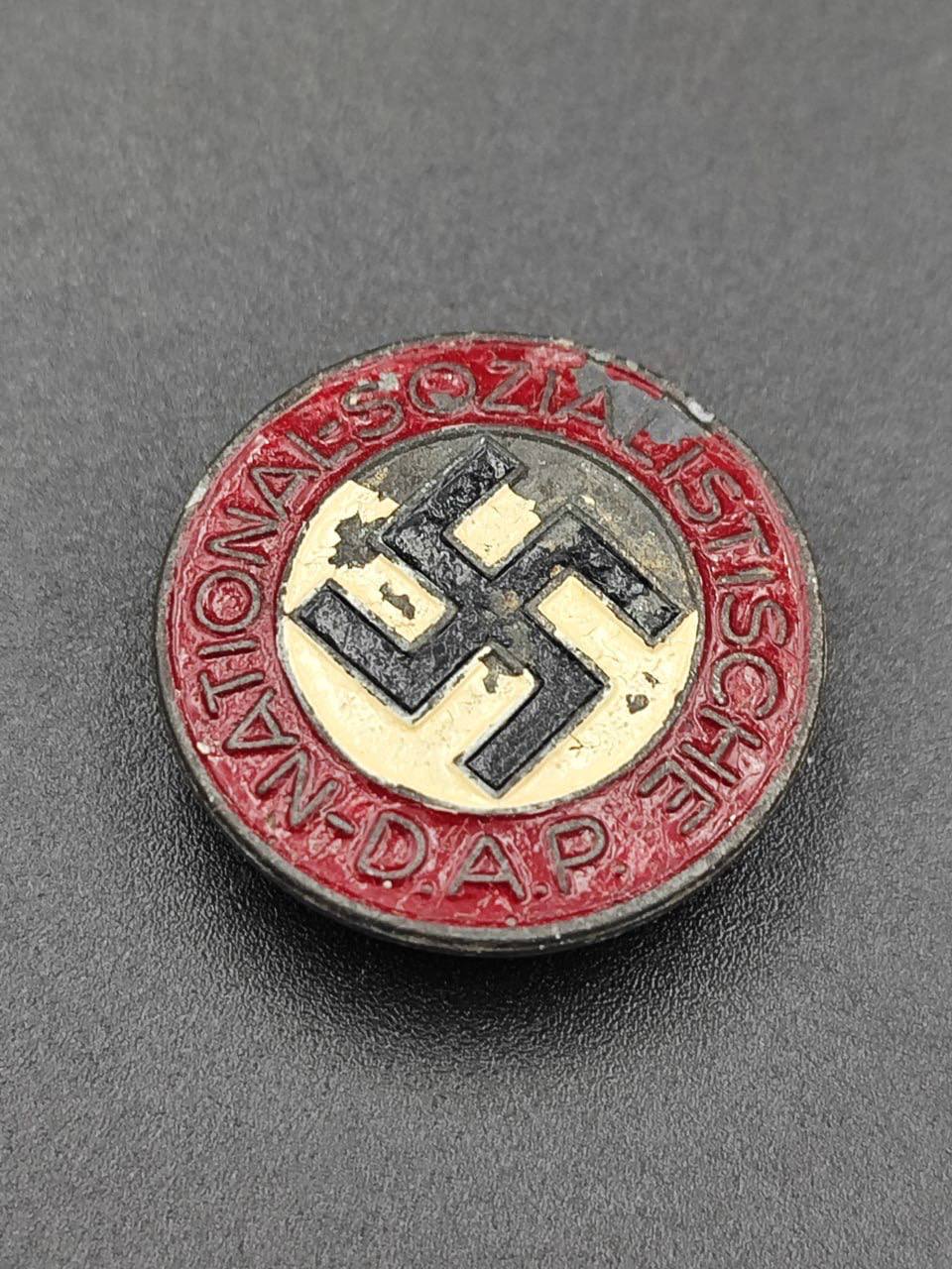 Партийный знак Национал-социалистической рабочей партии Германии (Nationalsozialistische Deutsche Arbeiterpartei; NSDAP). Петличный вариант в цинке. Клеймо М1/120 – Wilhelm Deumer, Lüdenscheid.