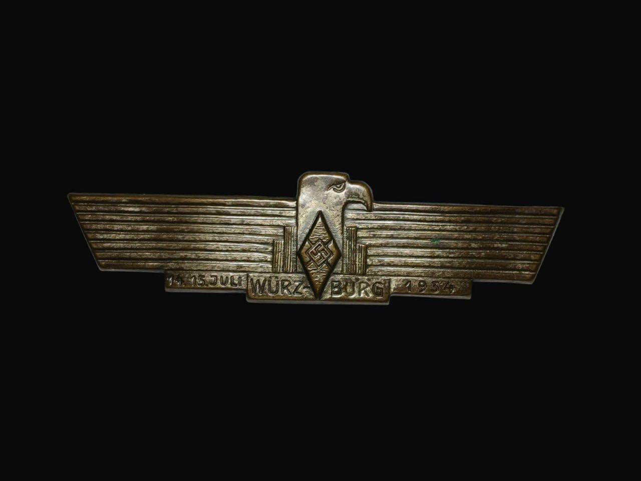 Знак участника слёта Гитлерюгенда в Вюрцбурге 14–15 июля 1934 года.
(HJ Treffen Würzburg 1934 Teilnehmerabzeichen).